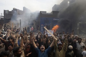 Pakistan_Mob-burning_Christian_homes
